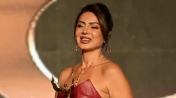نجلاء بدر تخطف الأنظار بإطلالة شبابية جريئة باللون الأحمر الداكن